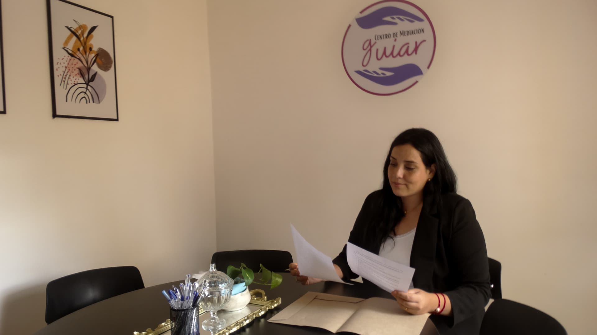 Eliana Laspiur atendiendo a una cliente